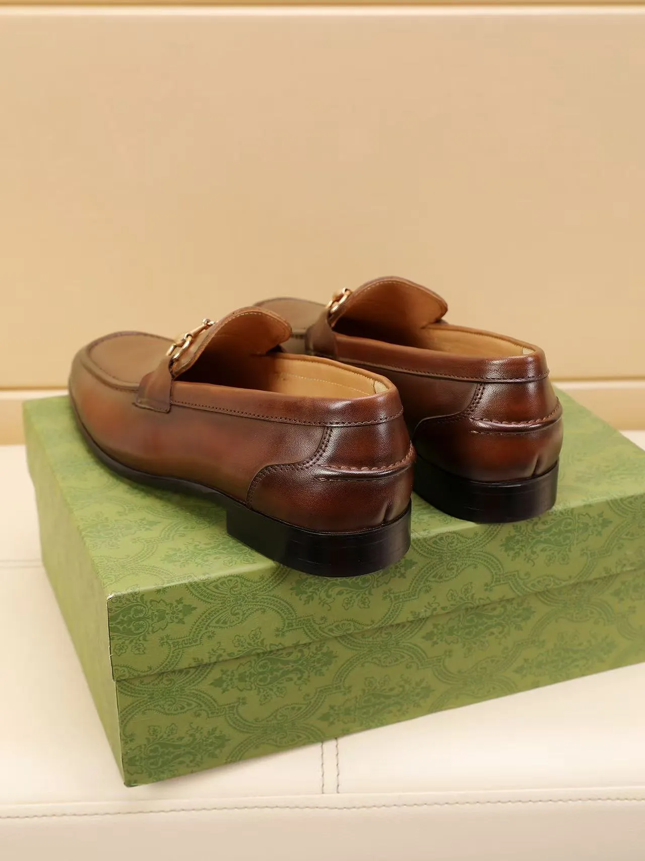Men's men's shoes 💰440 🆘【GUCCI】Gucci ·🐂里· Hot-selling beanie shoes, top brand luxury, top quality, latest fashion beanie shoes.. The upper is made of original high mercerized smooth cow suede. (Full top-layer water-dyed 🐂 leather and lining). The original stylish and stylish soft rubber wear-resistant and non-slip outsole is light and comfortable on the foot, available in 2 colors! Matching code: 39-45 (38.46. Customized)